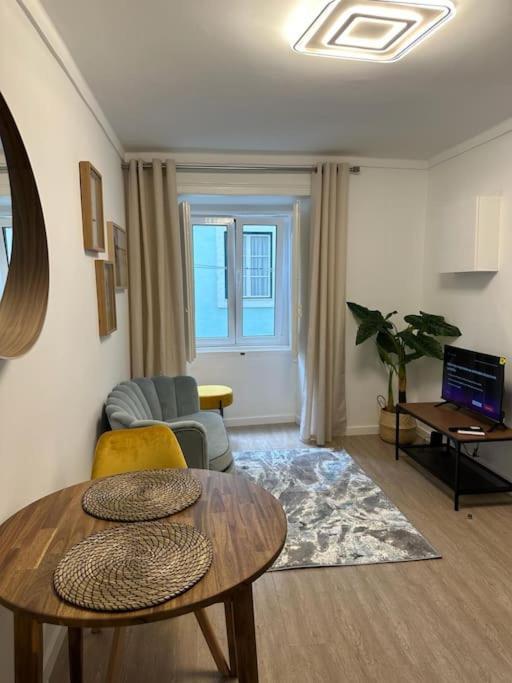 Stylish Renovated Apartment In Chiado Lisbon Bagian luar foto