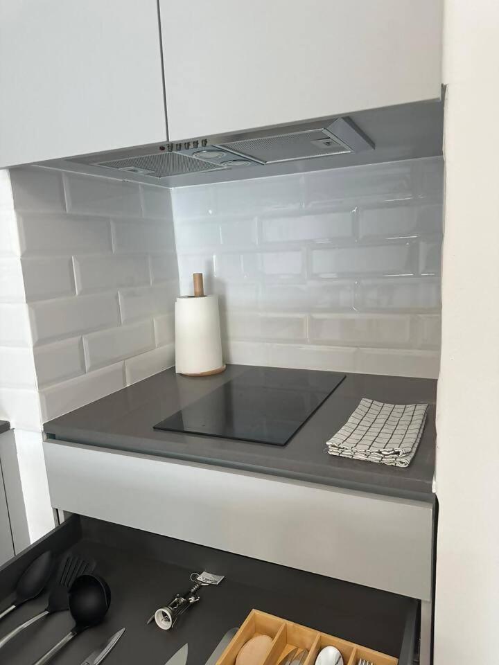 Stylish Renovated Apartment In Chiado Lisbon Bagian luar foto