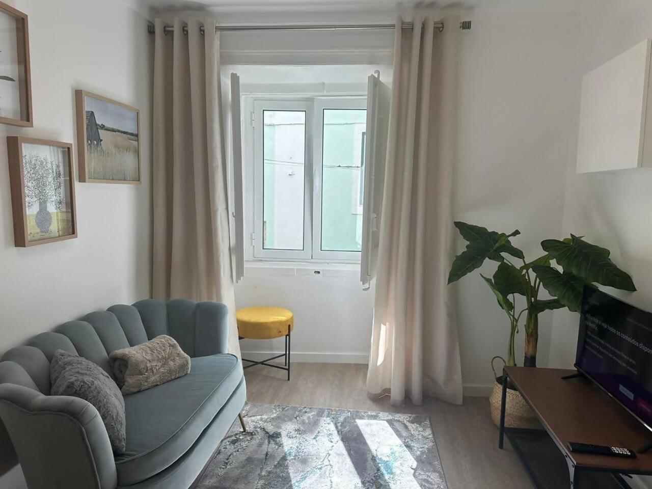 Stylish Renovated Apartment In Chiado Lisbon Bagian luar foto